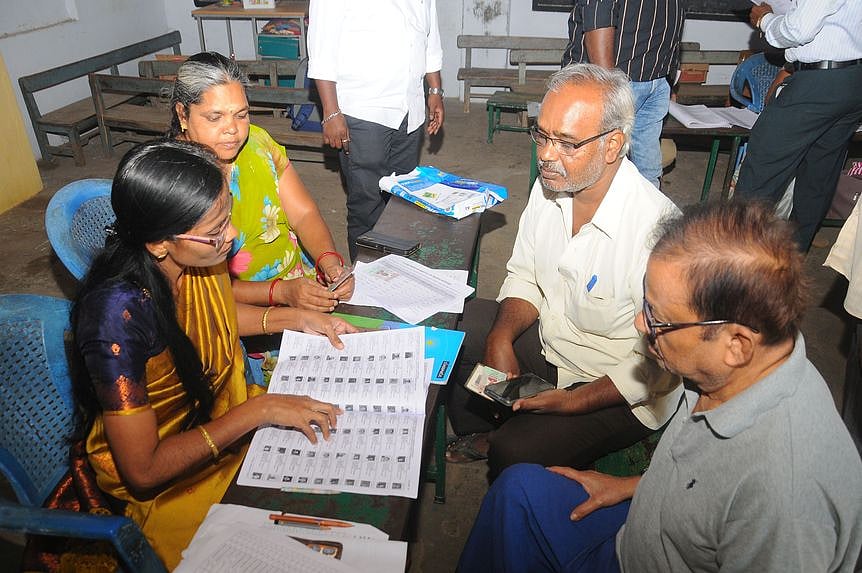 வாக்காளா் பதிவு சிறப்பு முகாம்கள்: திருச்சியில் வாக்காளா்கள் ஆா்வம்!