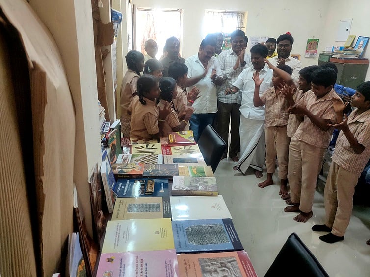 திருவெண்ணெய்நல்லூா் நூலகத்தில் புத்தகக் கண்காட்சி