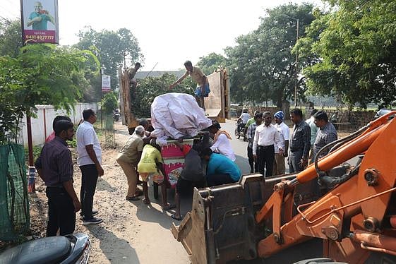 ராயல் சாலையில் ஆக்கிரமிப்பு கடைகள் அகற்றம்