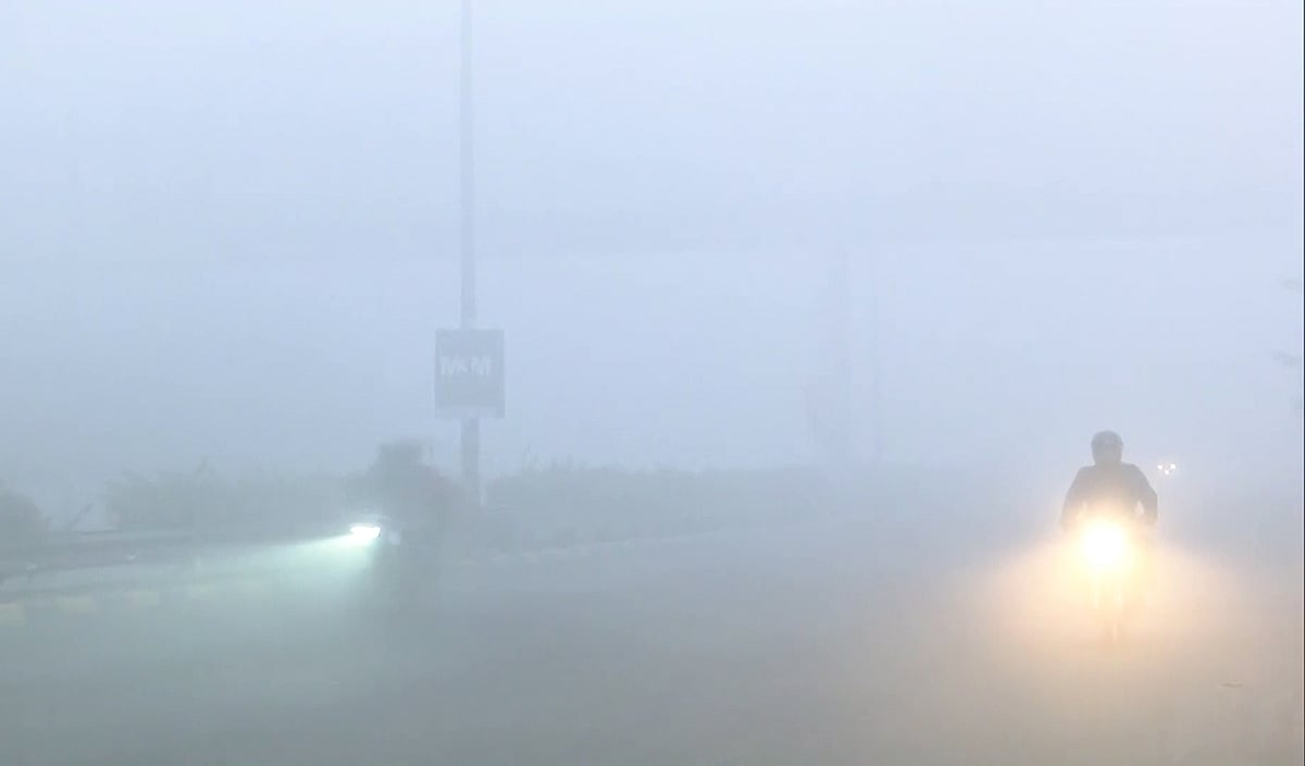 புதுதில்லியில் அட‌ர்ந்த‌ ப‌னிமூட்டம் - புகைப்படங்கள்