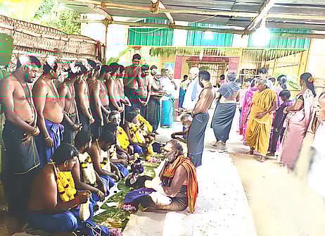 வெள்ளக்கோவில் அருகே இருமுடி கட்டி சபரிமலைக்கு புறப்பட்ட ஐயப்ப பக்தா்கள்