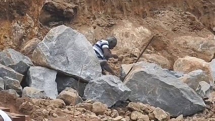 கொடைக்கானல் மலைப் பகுதியில் பாறைகள் வெடி வைத்து உடைப்பு