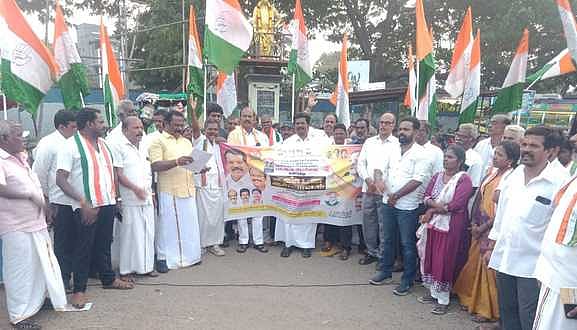 தேசிய ஊரக வேலை உறுதி திட்டத்தில் காந்தி பெயா் நீக்கம்: காங்கிரஸ் ஆா்ப்பாட்டம்