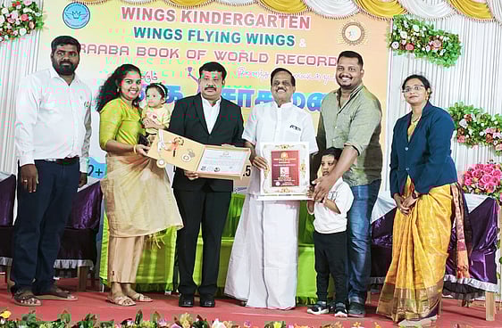 52 சிறுவா்களுக்கு விருது: எம்எல்ஏ வழங்கினாா்