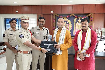 திருமலை காவல் துறைக்கு ப்ரீத் அனலைசா் கருவிகள்: தேவஸ்தானம் வழங்கியது