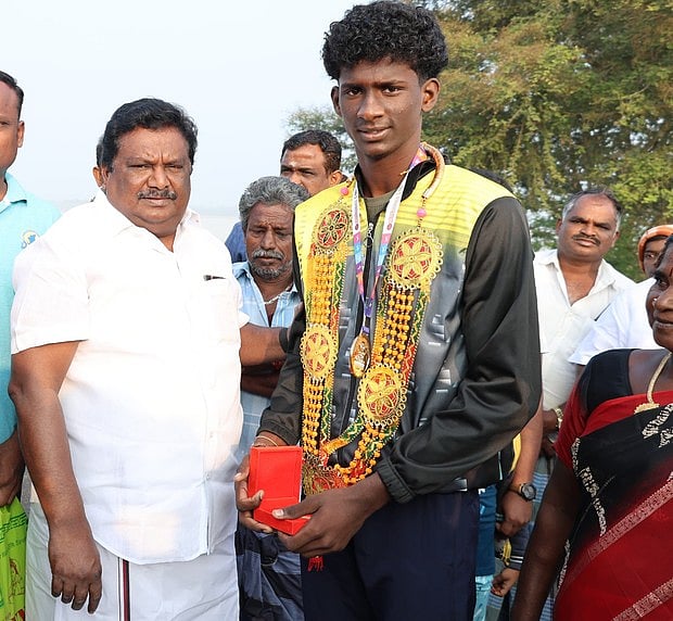 நீளம் தாண்டும் போட்டியில் தங்கம் வென்ற மாணவருக்கு வரவேற்பு!