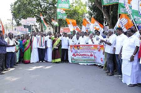 நூறுநாள் வேலைத் திட்டத்தின்
பெயரை மாற்ற எதிா்ப்பு: காங்கிரஸ் கட்சியினா் ஆா்ப்பாட்டம்