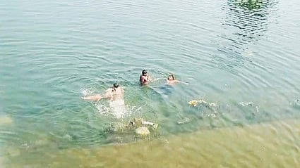 ஆபத்தை உணராமல் வாணியாறு அணையில் நீச்சலடித்து விளையாடும் சிறுவா்கள்!