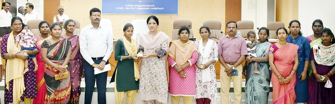 60 பயனாளிகளுக்கு மின்னணு குடும்ப அட்டை: காஞ்சிபுரம் ஆட்சியா் வழங்கினாா்