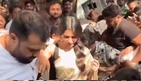 ரசிகர்கள் கூட்டத்தில் சிக்கிய நடிகை சமந்தா 