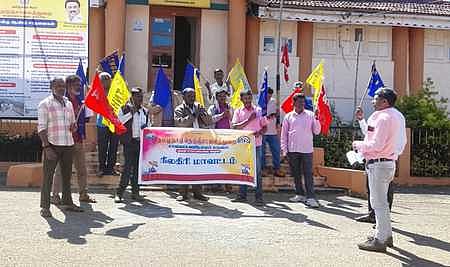 நெடுஞ்சாலைத் துறை சாலைப் பணியாளா்கள் ஆா்ப்பாட்டம்