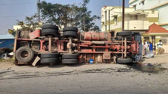 ஊத்தங்கரையில் சரக்கு லாரி கவிழ்ந்ததில் 3 போ் காயம்