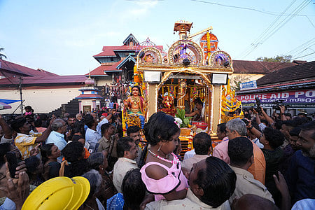 சபரிமலைக்குப் புறப்பட்டது தங்க அங்கி ஊா்வலம்- டிச. 26-இல் சந்நிதானம் வந்தடையும்