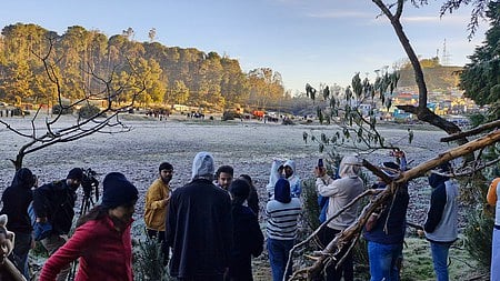 உதகையில் உறைபனியை ரசிக்க குவிந்த சுற்றுலாப் பயணிகள்