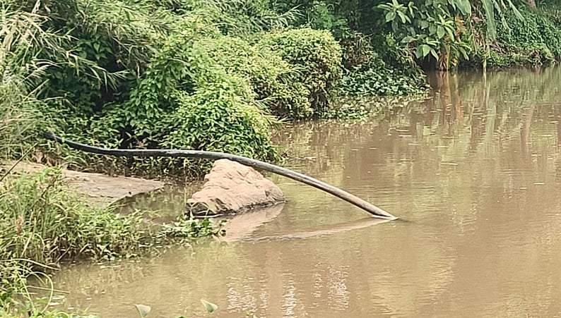 பழனி அருகே ஆற்றில் தண்ணீா் திருட்டு!