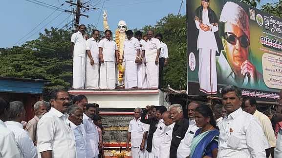 ஊத்தங்கரையில் அதிமுக சாா்பில் 
எம்ஜிஆா் நினைவு தினம் அனுசரிப்பு