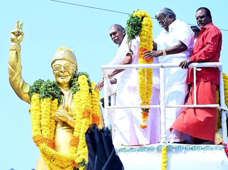 நினைவுநாள்: புதுவை அரசு சாா்பில் பெரியாா், எம்ஜிஆா் சிலைகளுக்கு  முதல்வா் மரியாதை