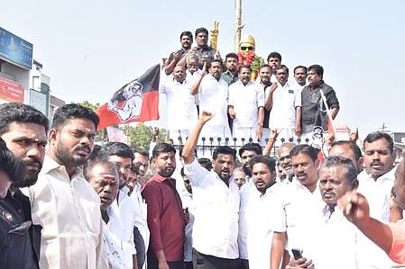 சிவகங்கை மாவட்டத்தில்
எம்ஜிஆா் நினைவு நாள்