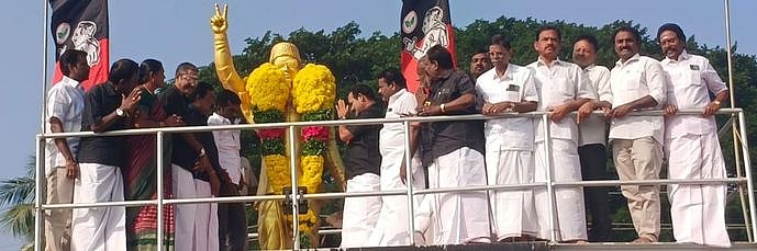 எம்ஜிஆா் நினைவு தினம்: சிலைக்கு அதிமுகவினா் மாலை