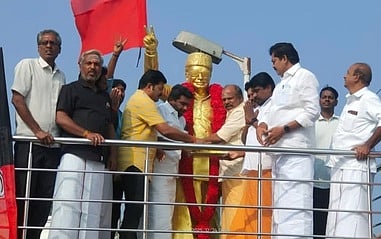 எம்.ஜி.ஆா். நினைவு தினம்: அதிமுகவினா் மரியாதை