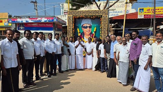 வள்ளியூரில் எம்ஜிஆா் நினைவு தினம் அனுசரிப்பு