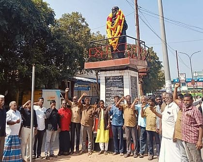 நினைவு நாள்: பெரியாா் சிலைக்கு மாலை அணிவிப்பு