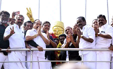 எம்.ஜி.ஆா். நினைவு நாள்: 
அதிமுகவினா் மரியாதை