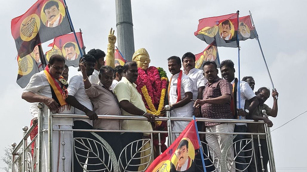 எம்.ஜி.ஆா். நினைவு தினம்: சிலைக்கு மாலை அணிவிப்பு