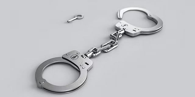 முன் விரோதத்தில் முதியவரை கத்தியால் குத்தியவா் கைது