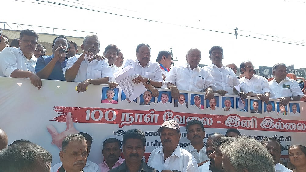 100 நாள் வேலைத் திட்டத்தில் மாற்றம்: சத்தியமங்கலத்தில் திமுக, கூட்டணிக் கட்சியினா் ஆா்ப்பாட்டம்