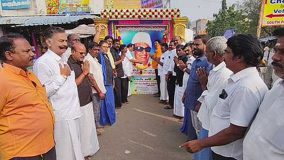 எம்ஜிஆா் சிலைக்கு அதிமுகவினா் மாலை அணிவித்து மரியாதை