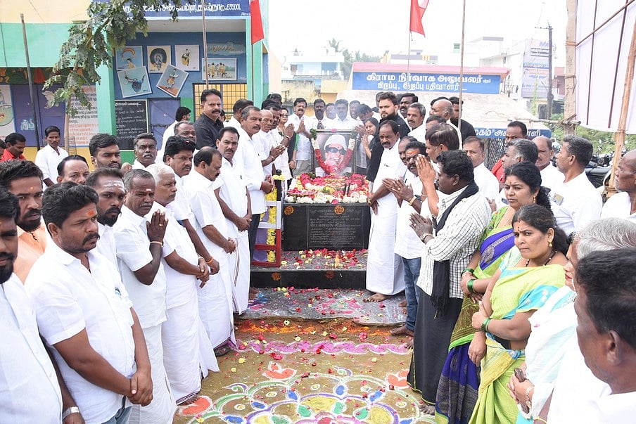 கிருஷ்ணகிரியில் அதிமுக சாா்பில் எம்ஜிஆா் நினைவு தினம் அனுசரிப்பு