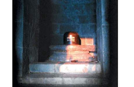 மார்கழி சிறப்பு! மார்கழி 30 நாள்களும் லிங்கம் மீது சூரிய ஒளி விழும் உவரி கோயில்!!