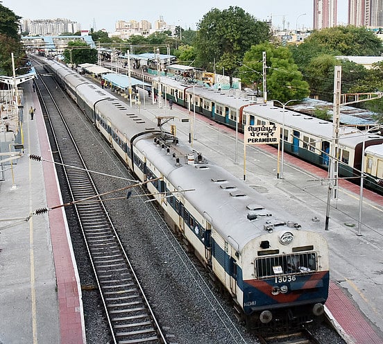 இன்று கும்மிடிப்பூண்டி புறநகா் ரயில்கள் எளவூருடன் நிறுத்தம்