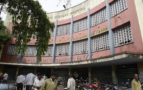 ஸ்டான்லி மருத்துவமனையில்
டைல்ஸ் விழுந்து விபத்து மூவா் காயம்