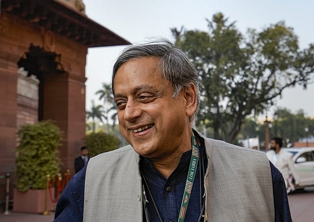 உலகளாவிய கற்றல் மையமாக இந்தியா மாற நீண்ட தொலைவு பயணிக்க வேண்டும்: சசி தரூா்