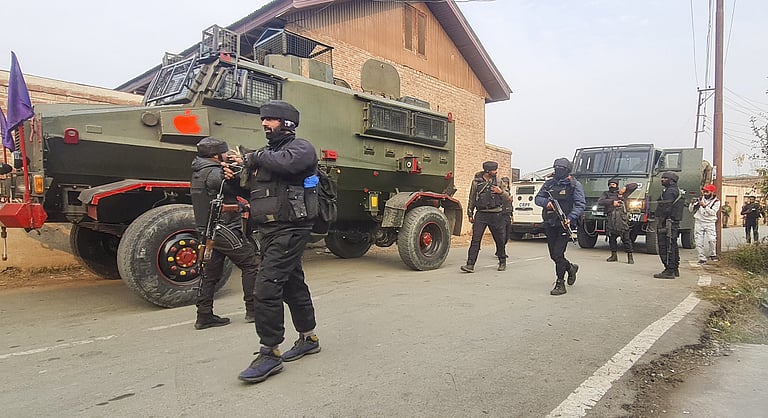 ஜம்மு-காஷ்மீரில் காட்டுத் தீயால் வெடித்த கண்ணிவெடிகள்