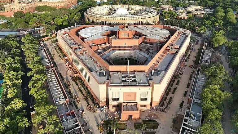 நாடாளுமன்ற குளிா்கால கூட்டத் தொடா் நிறைவு: தலா 92 மணி நேரம் செயல்பட்ட மக்களவை, மாநிலங்களவை