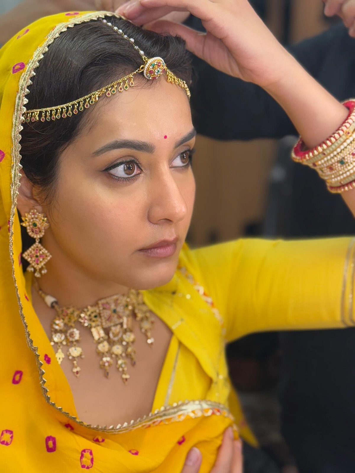 ஒரு பாடலுக்குதான் எத்தனை உழைப்பு... ராஷி கன்னா!