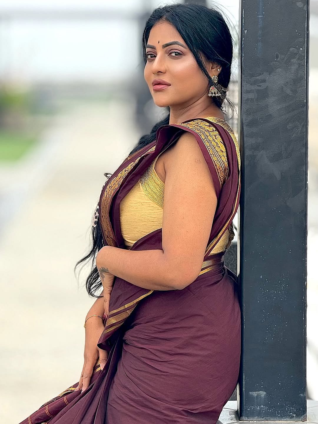 சேலை + டார்க் சாக்லேட் காதல்... ரேஷ்மா பசுபுலேட்டி!