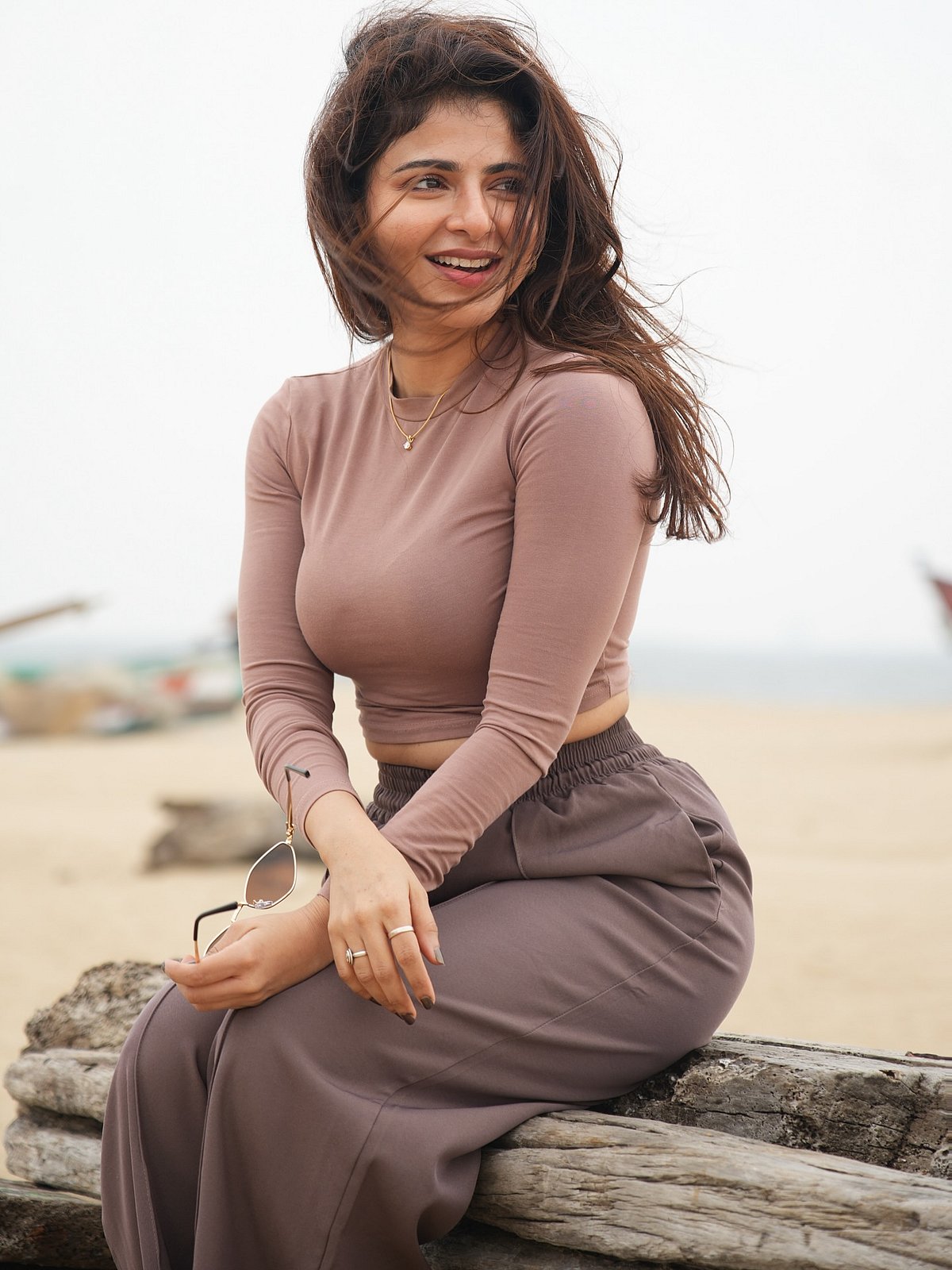 பூ போல புன்னகை தவழ... ஐஸ்வர்யா மேனன்!