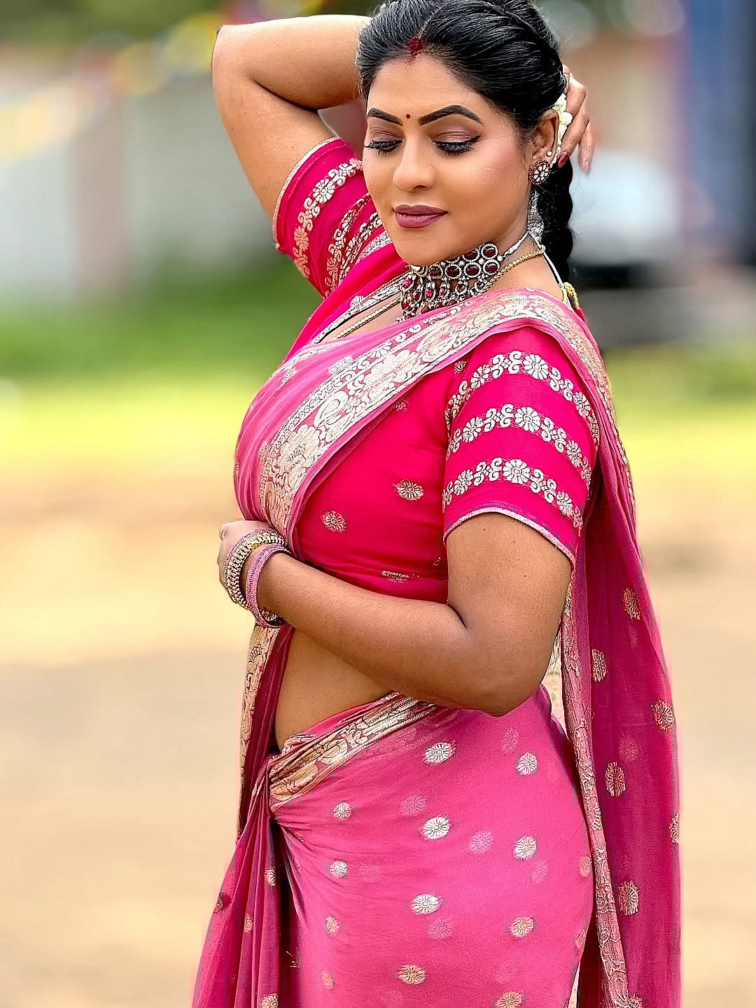 பிங்க் பியூட்டி... ரேஷ்மா பசுபுலேட்டி!