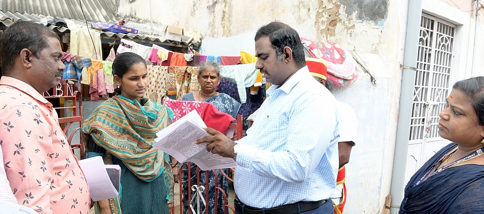 கிருஷ்ணகிரி மாவட்டத்தில் 93.39% எஸ்ஐஆா் படிவங்கள் விநியோகம்: ஆட்சியா்