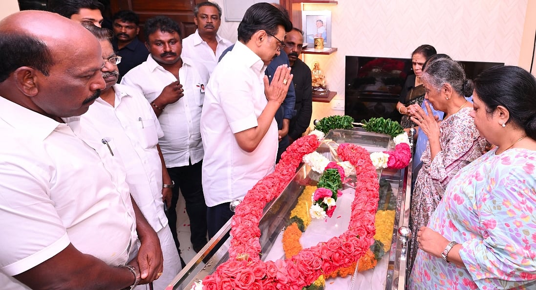 மறைந்த கவிஞர் ஈரோடு தமிழன்பன் உடலுக்கு முதல்வர் ஸ்டாலின் நேரில் அஞ்சலி