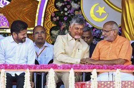 இன்றைய மோதல் உலகுக்கு ஸ்ரீசத்ய சாய் பாபாவின் போதனைகள் பொருத்தமானவை: குடியரசு துணைத் தலைவா்