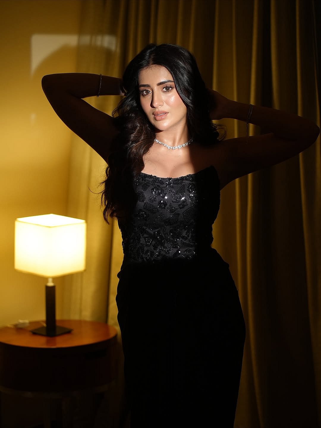 வெளிச்சப்பூவே... ராஷி சிங்!