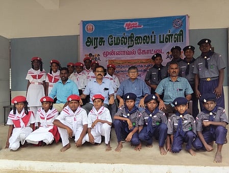 செஞ்சிலுவை மாணவா்களுக்கு சீருடைகள்!