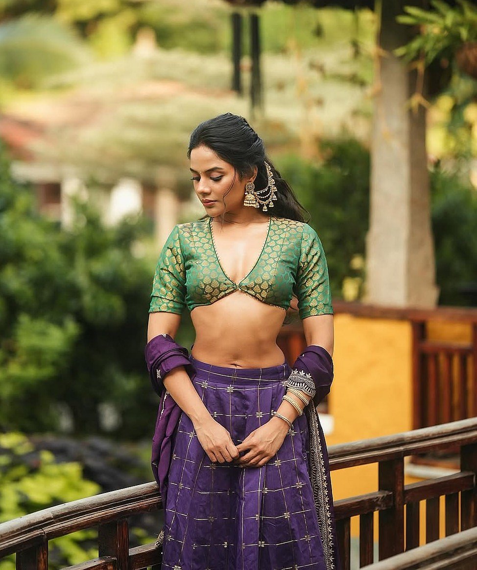 கொடியிடை... ஐஸ்வர்யா தத்தா!