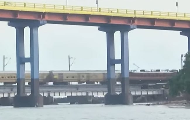 வலுவிழந்த டிட்வா புயல்: பாம்பன் பாலத்தில் மீண்டும் ரயில் இயக்கம்!