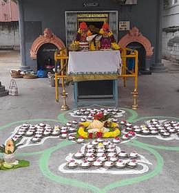 பாண்டுரங்கா் கோயிலில்
சோமவார 108 சங்காபிஷேகம்